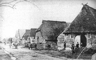 Niederdeutsche Hallenhäuser in der Scshmiedestraße in Erichshagen um 1920